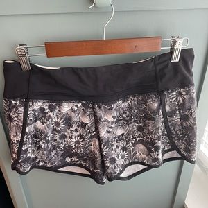 Lululemon Printed Run Times Short (size 8)